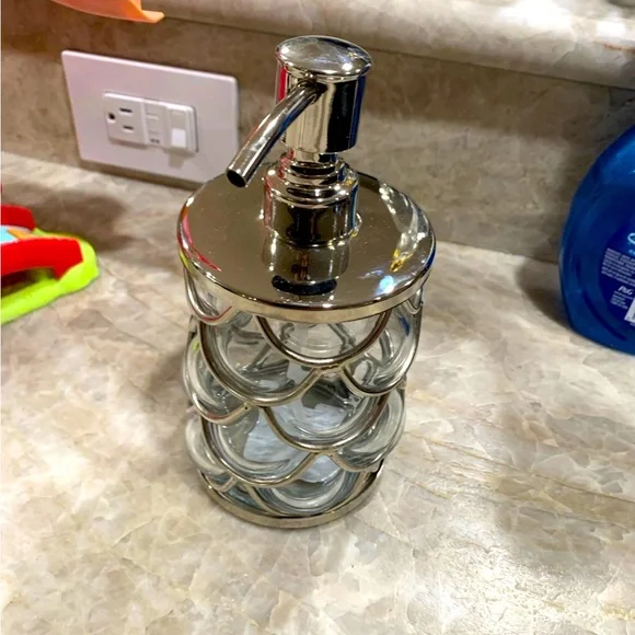 NWT Bathroom soap dispenser - Picture 1 of 1